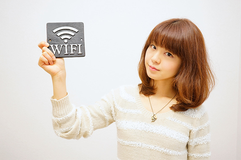 「wifi」を持つ女性
