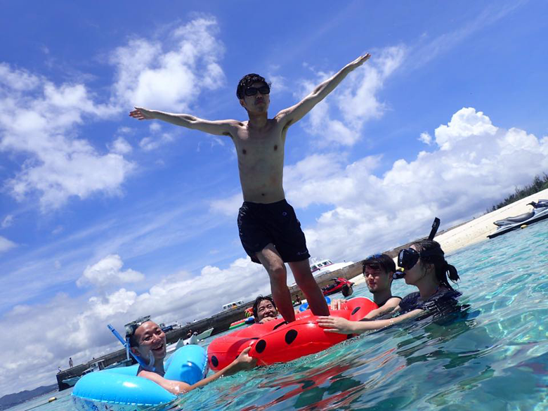 沖縄社員旅行海水浴